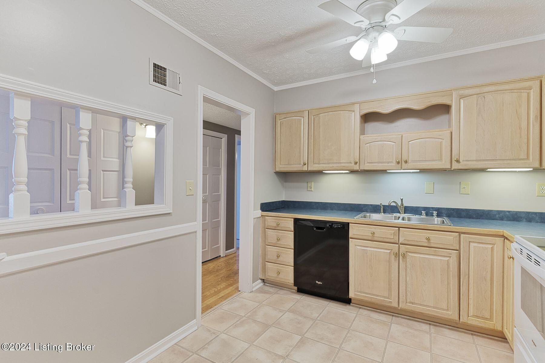 4180 Lyndon Way, 302