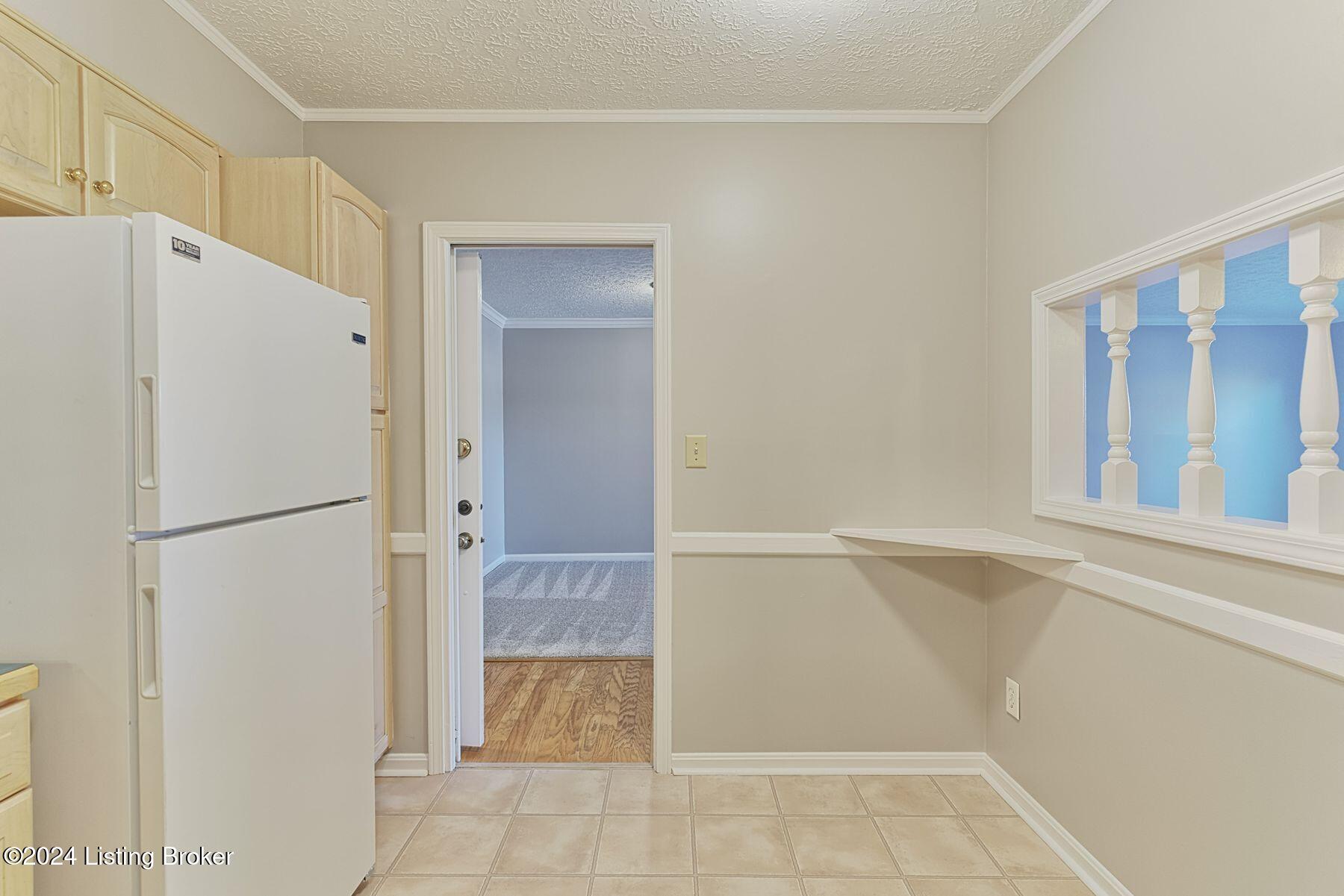 4180 Lyndon Way, 302