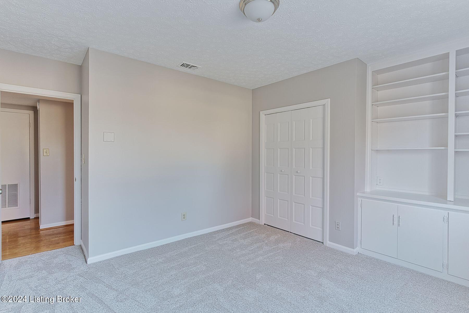 4180 Lyndon Way, 302