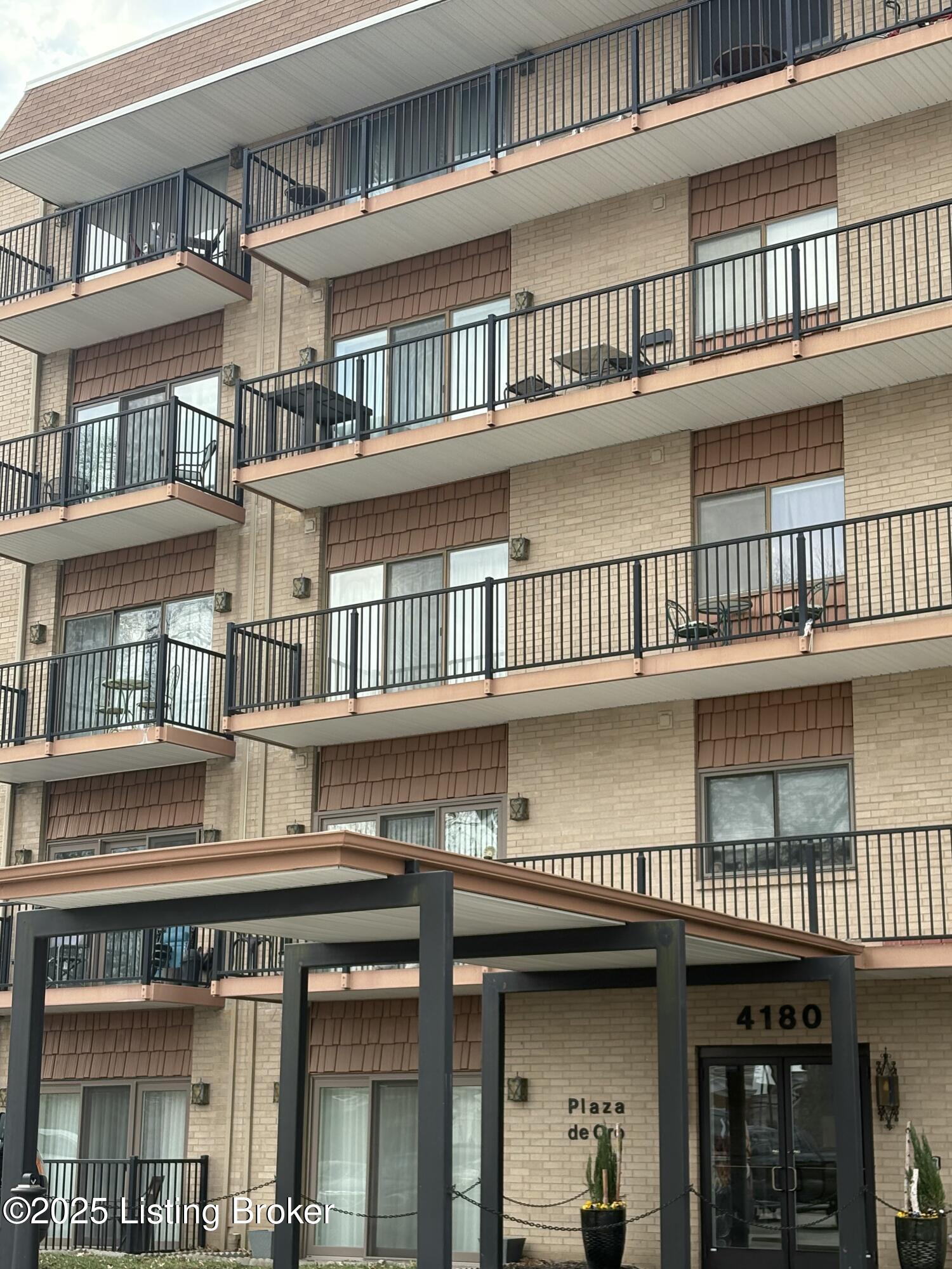 4180 Lyndon Way 402