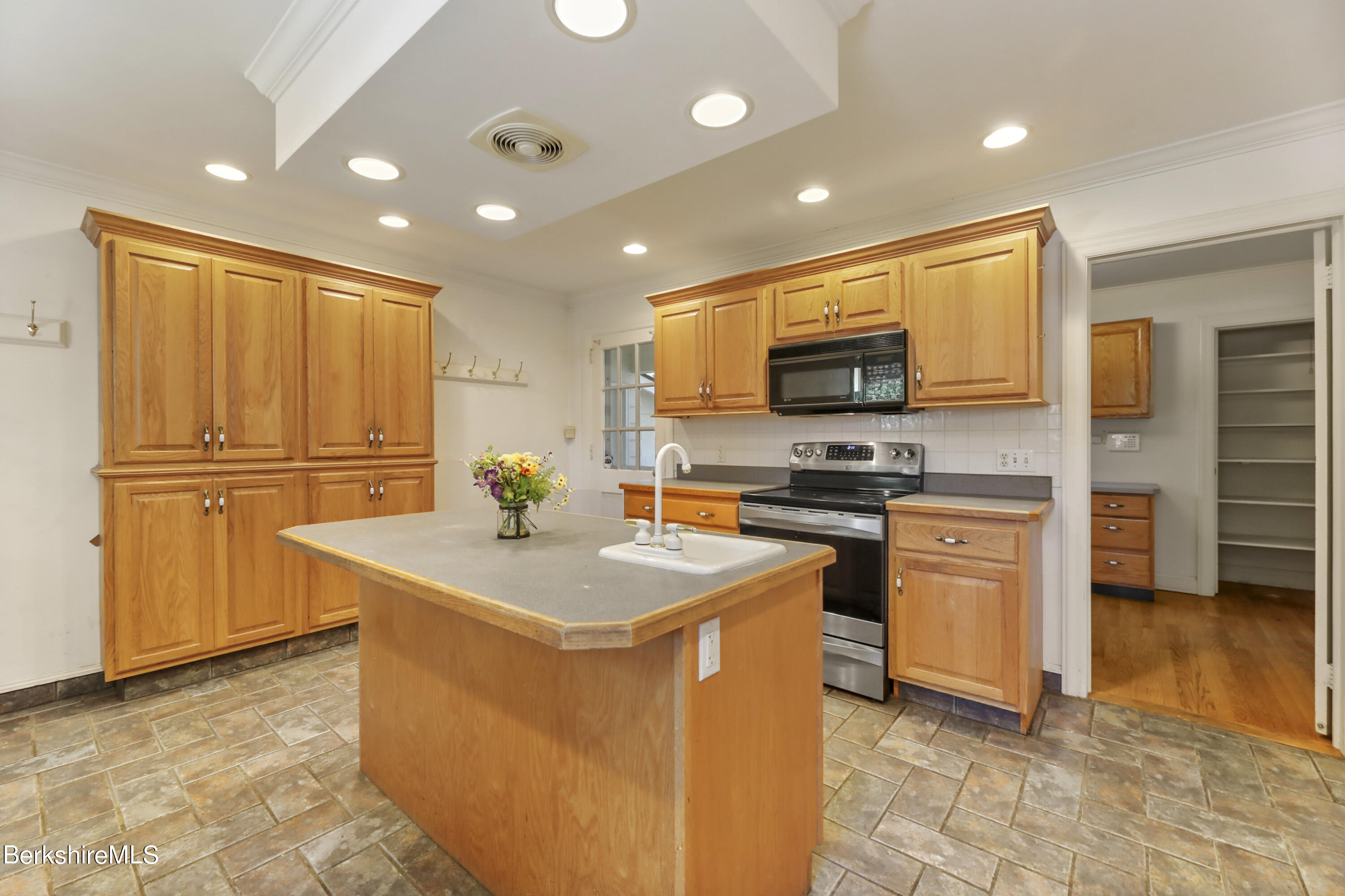 295 Holmes Rd
