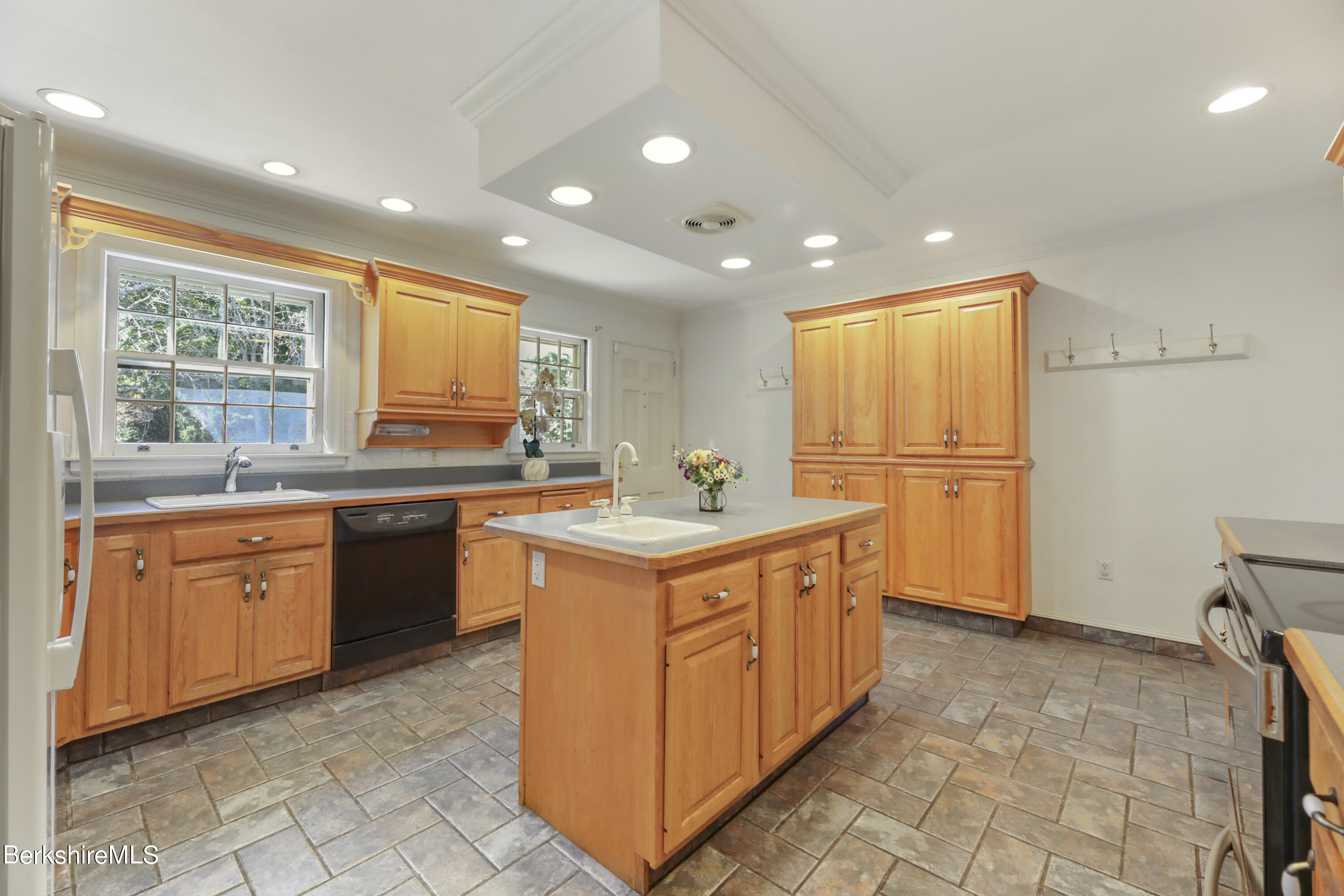 295 Holmes Rd