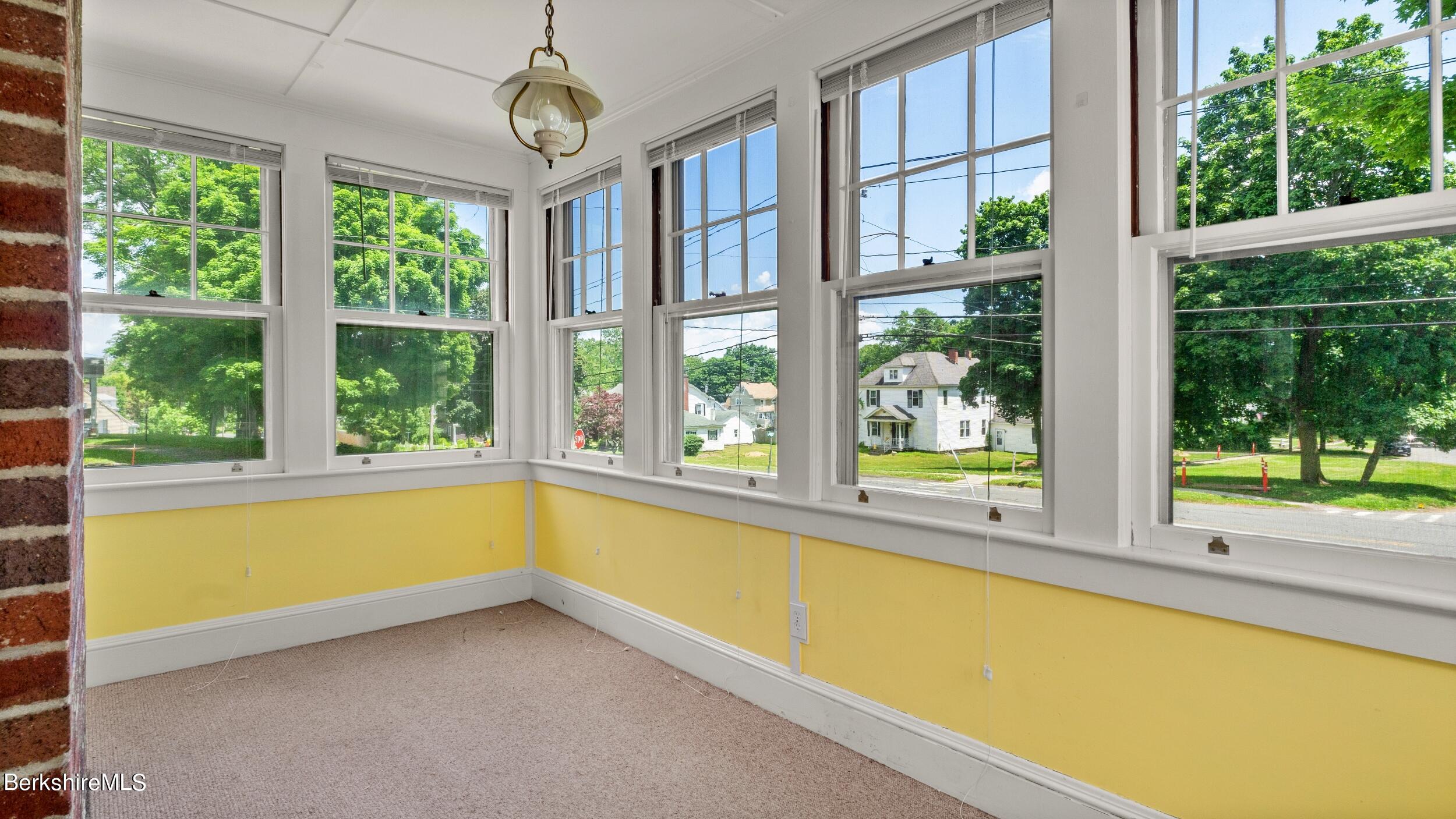 262 Dawes Ave