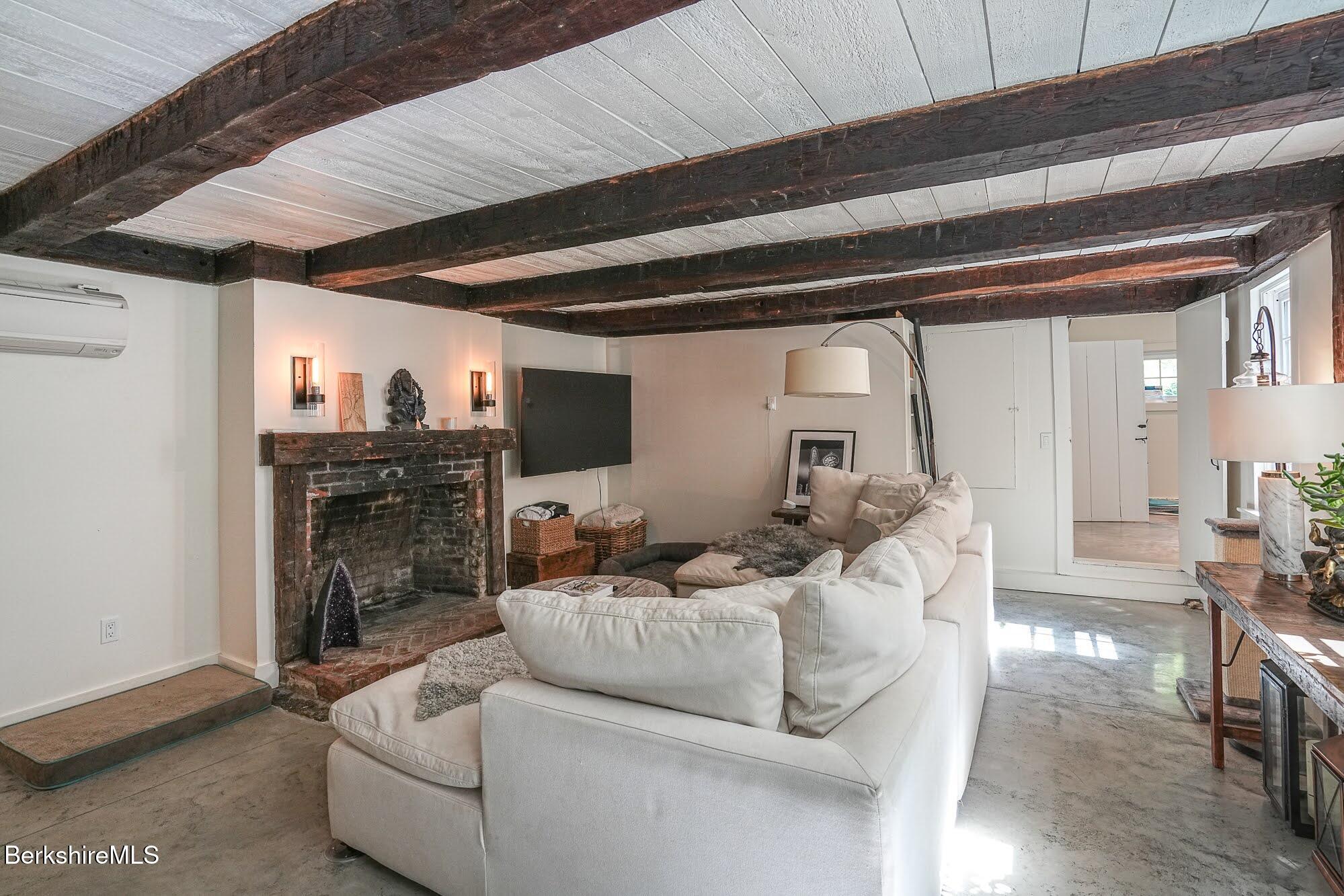 213 Egremont Plain Rd