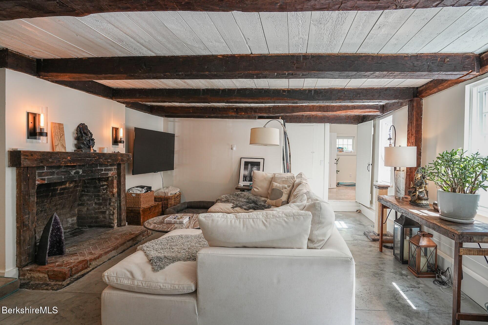 213 Egremont Plain Rd