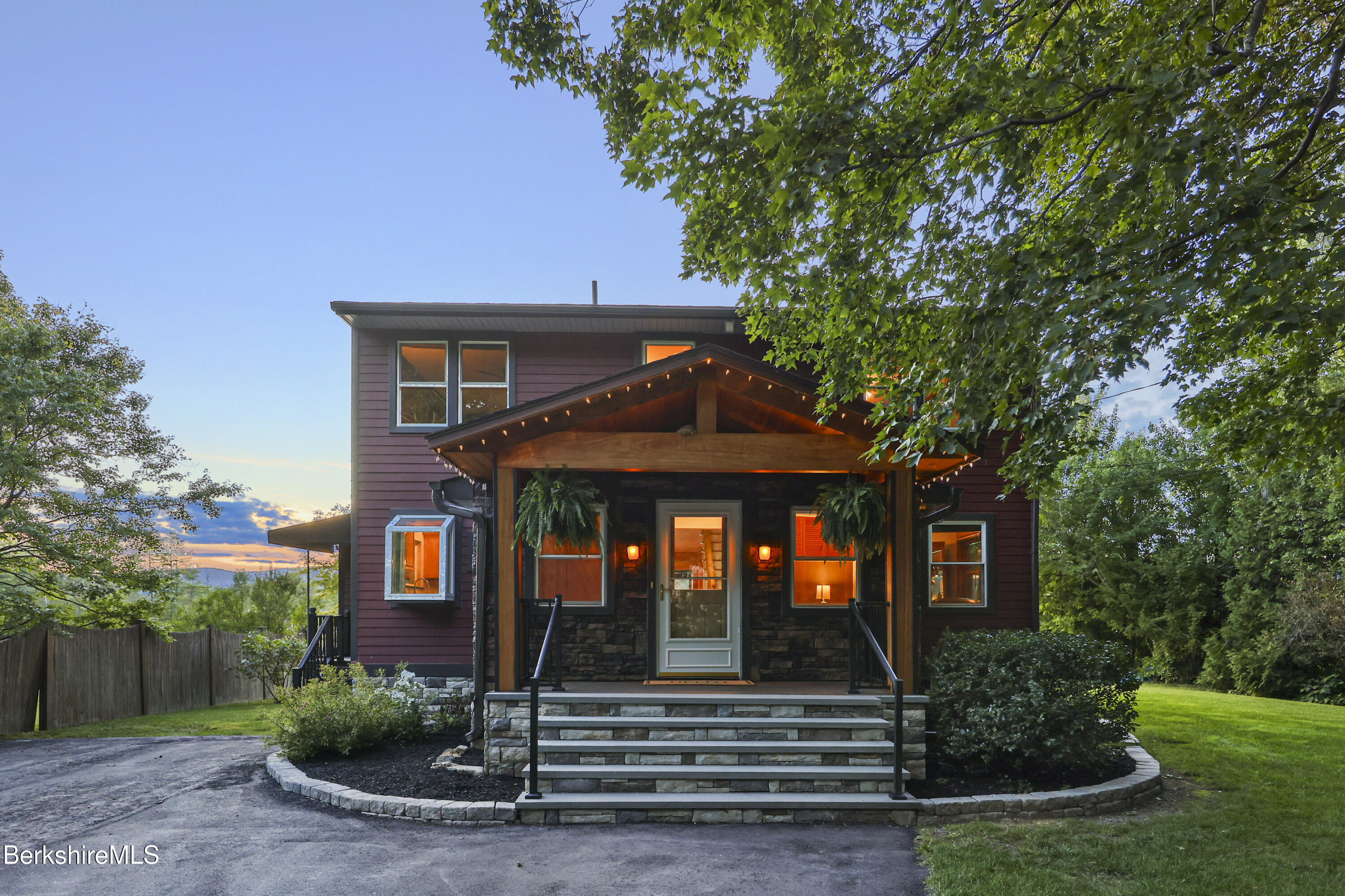 619 Lakeway Dr