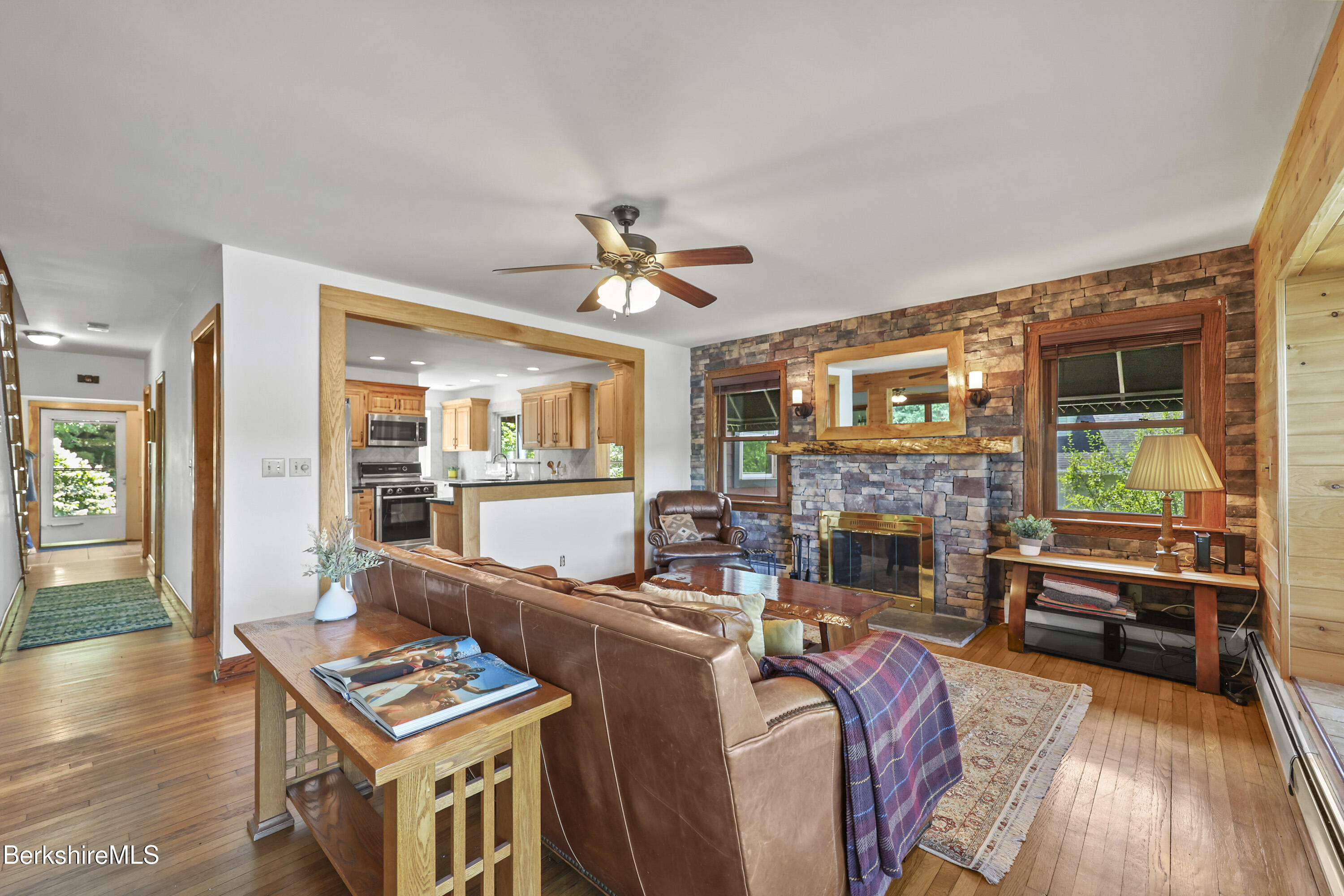 619 Lakeway Dr