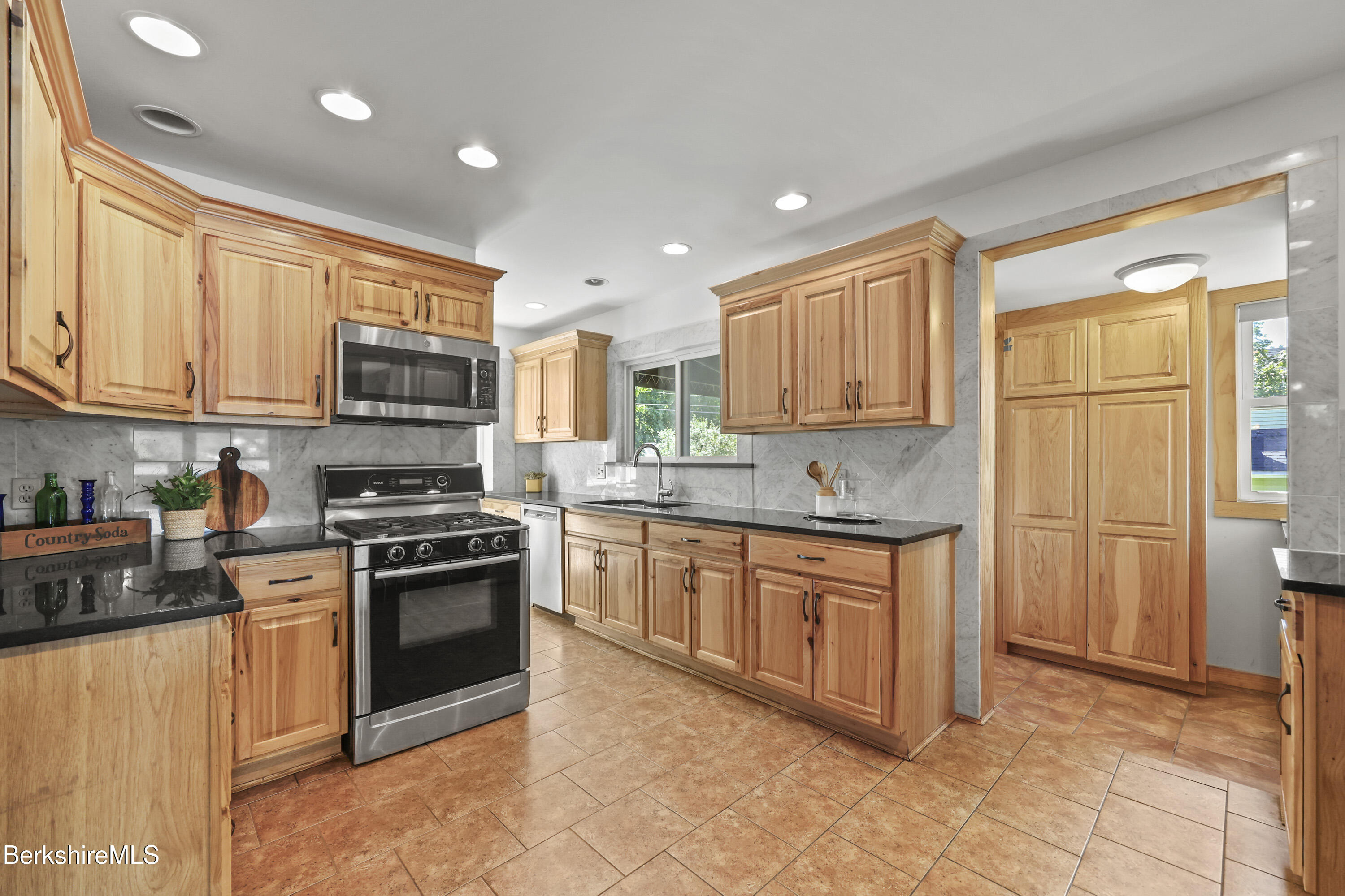 619 Lakeway Dr