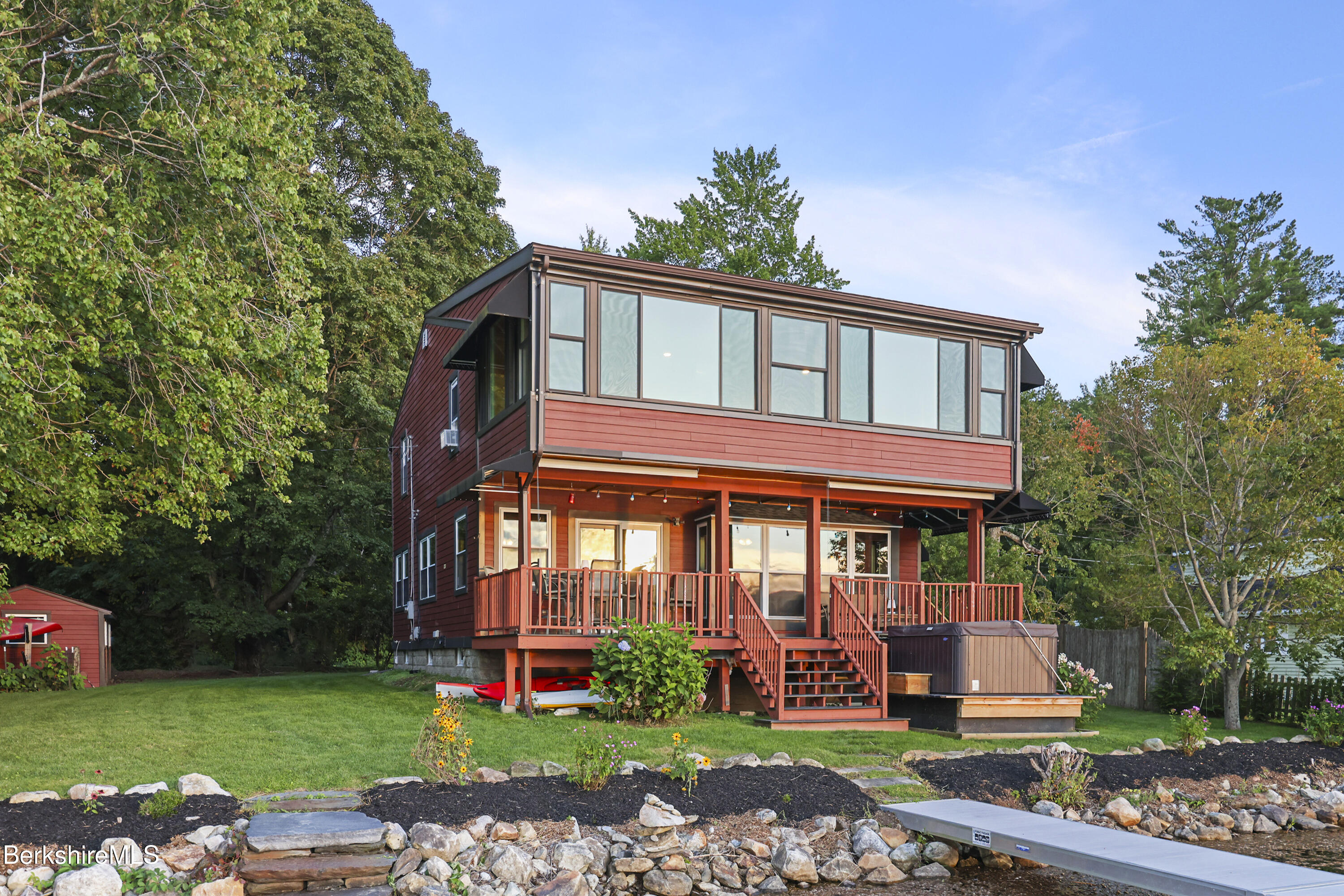 619 Lakeway Dr