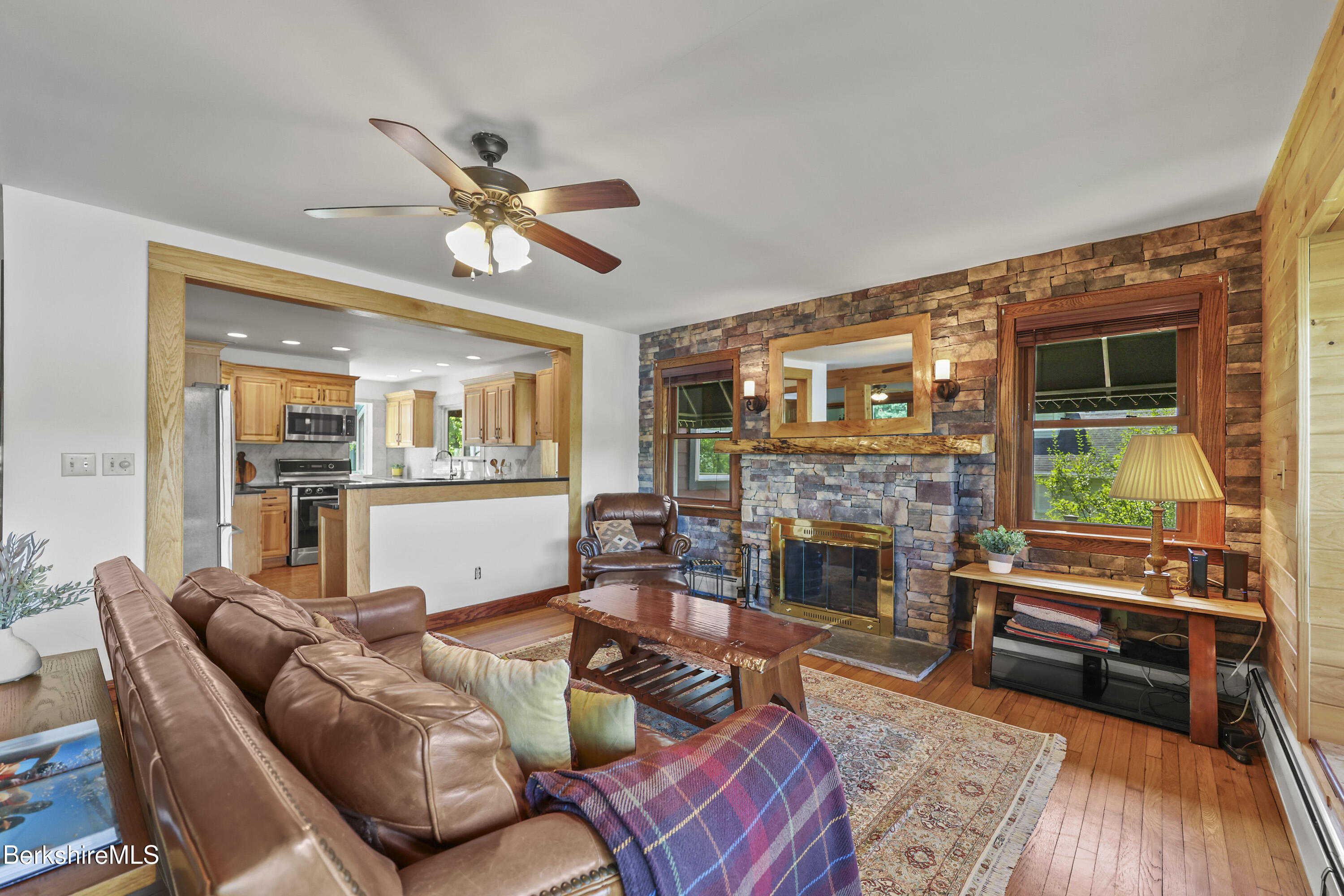 619 Lakeway Dr