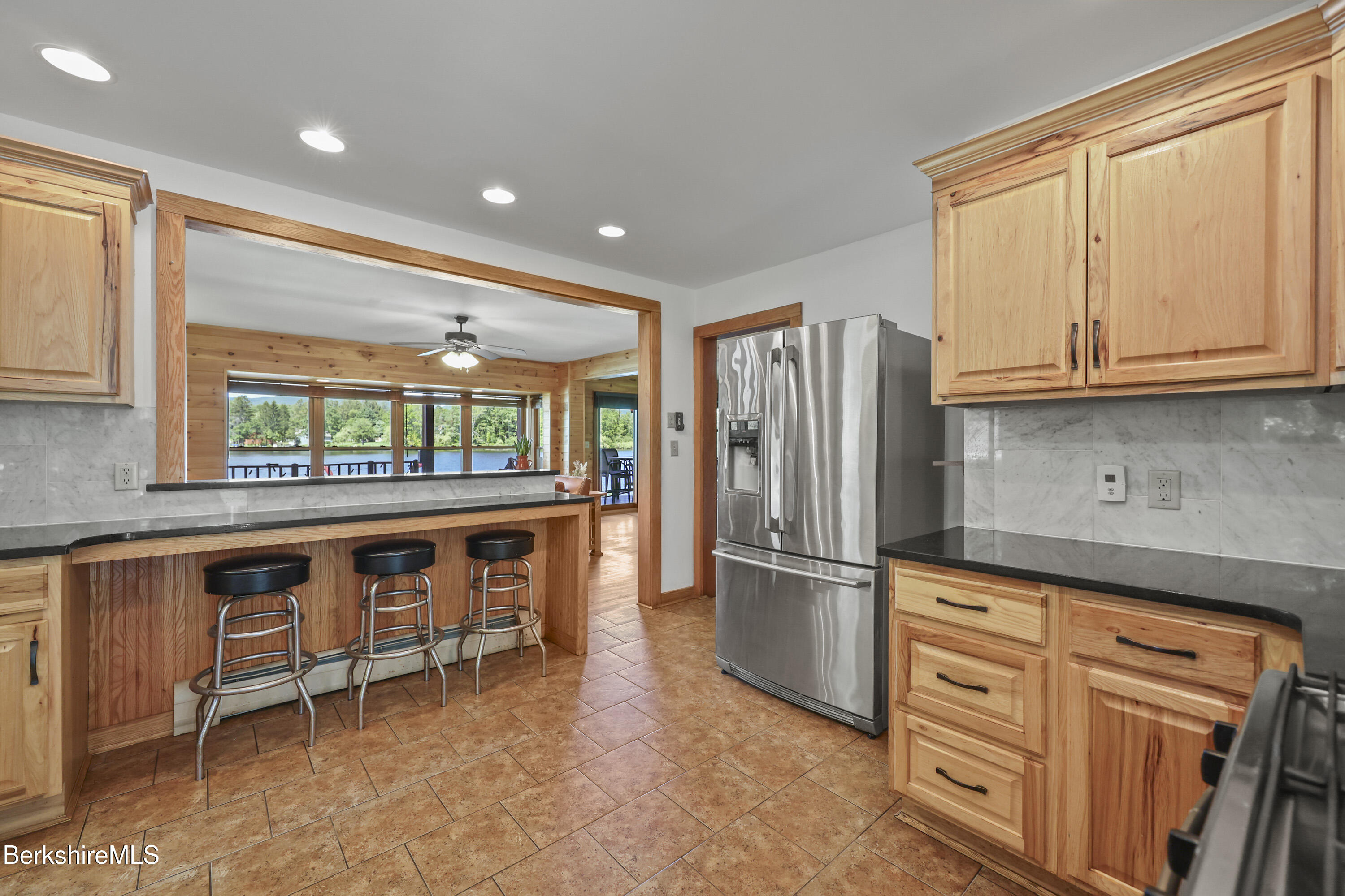 619 Lakeway Dr