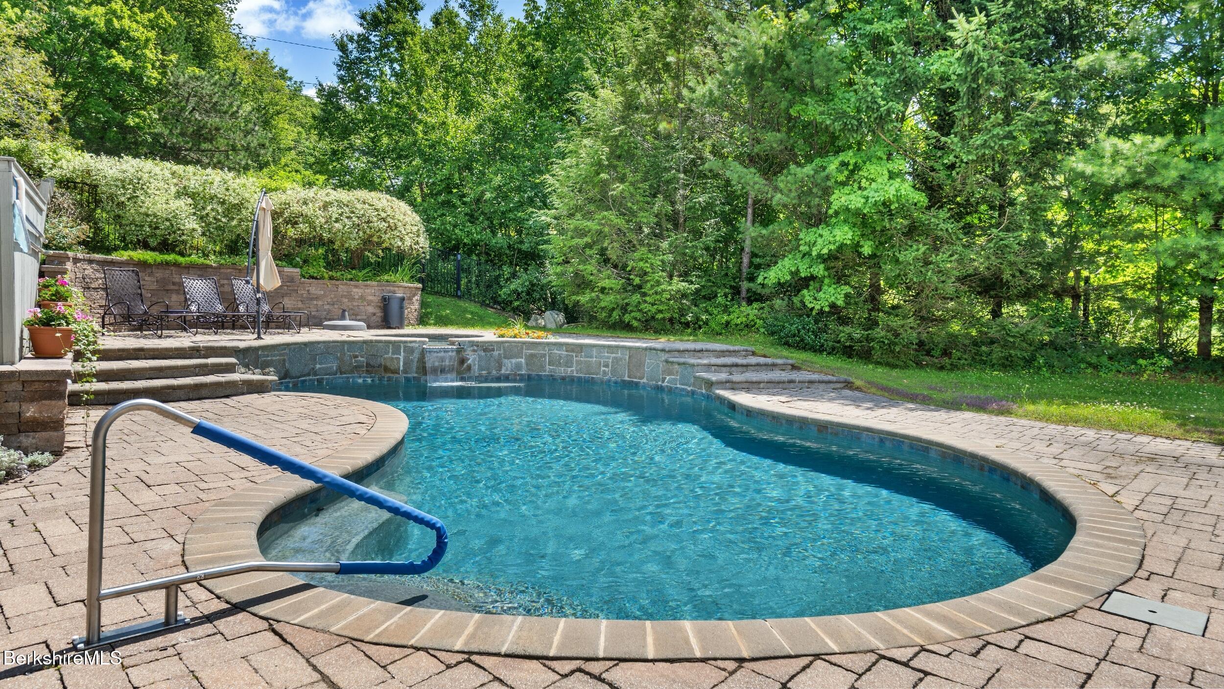 10 Lafayette Dr