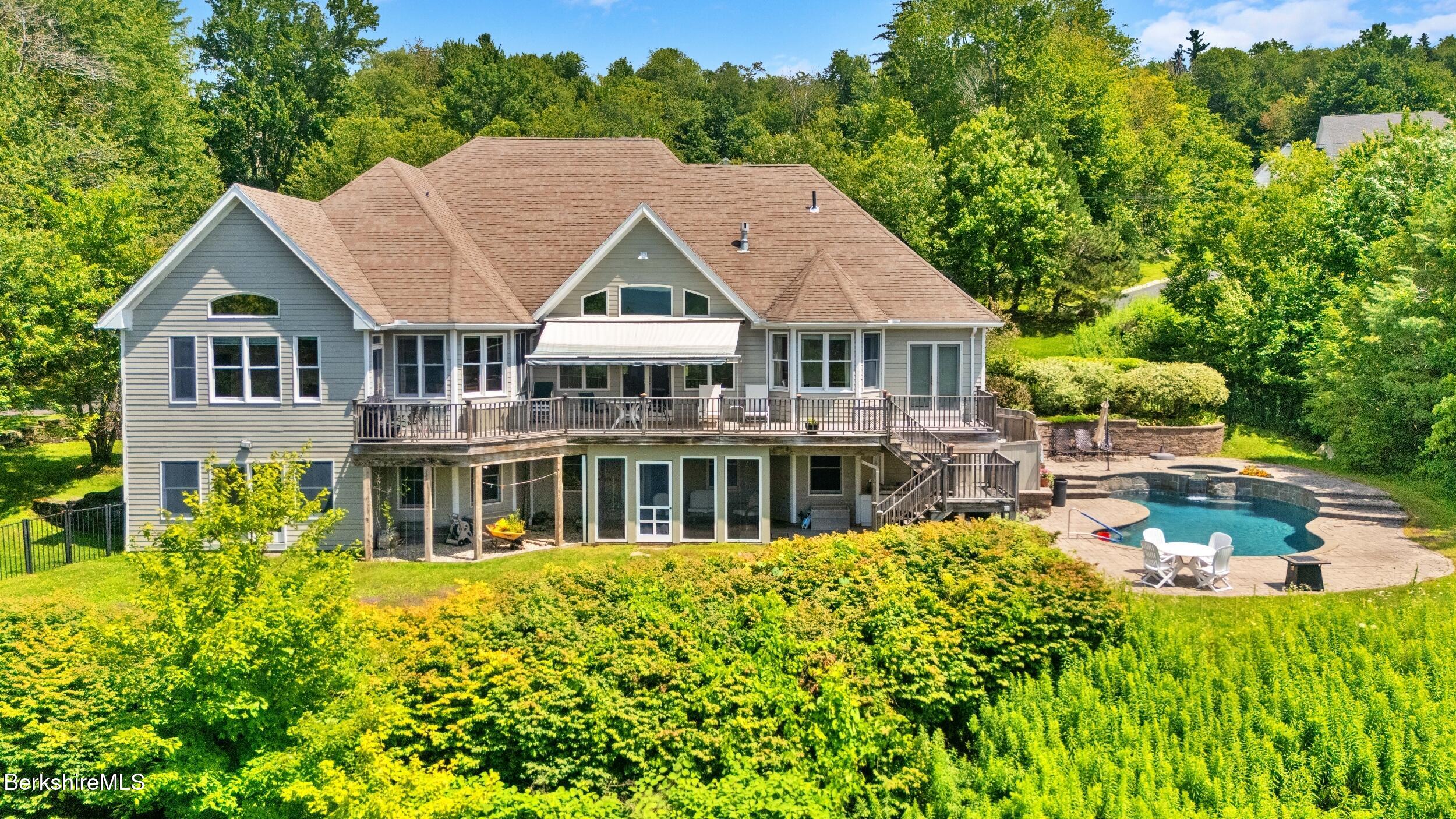 10 Lafayette Dr