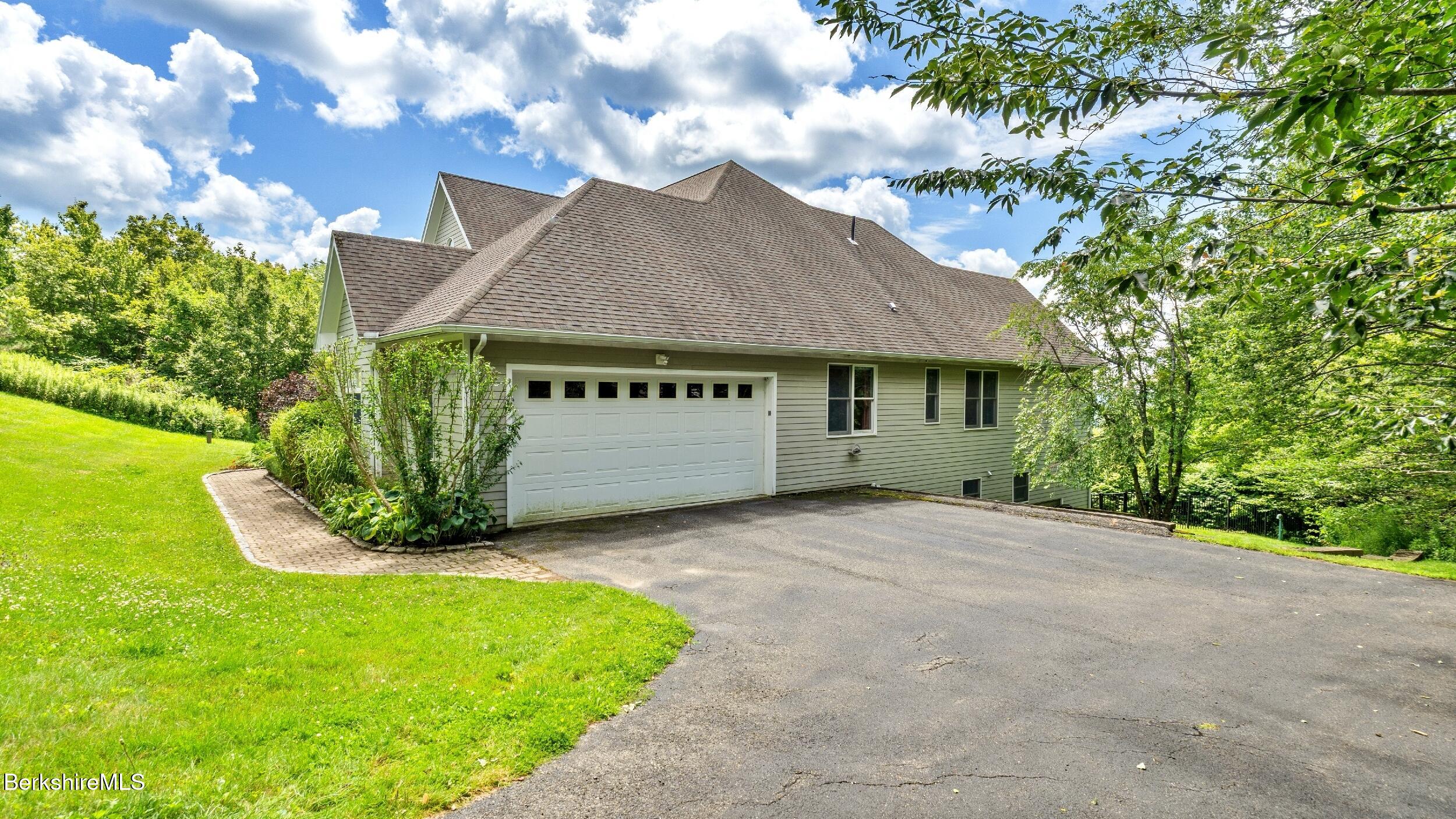 10 Lafayette Dr