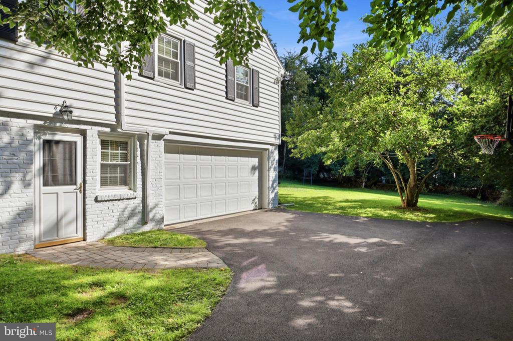 476 SCHOOL HOUSE LANE