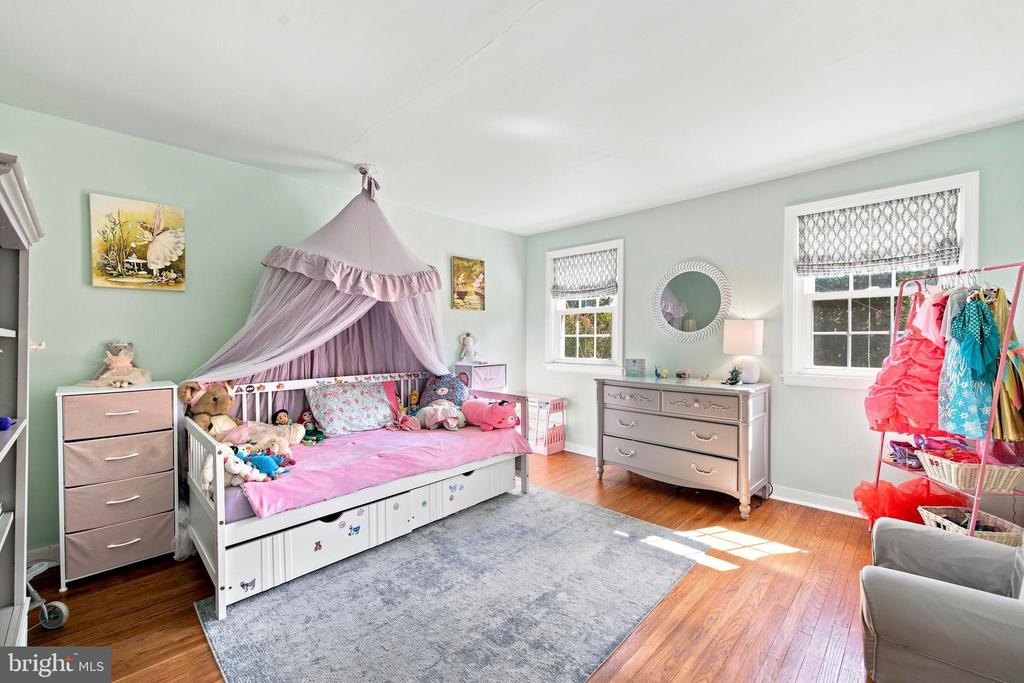 476 SCHOOL HOUSE LANE
