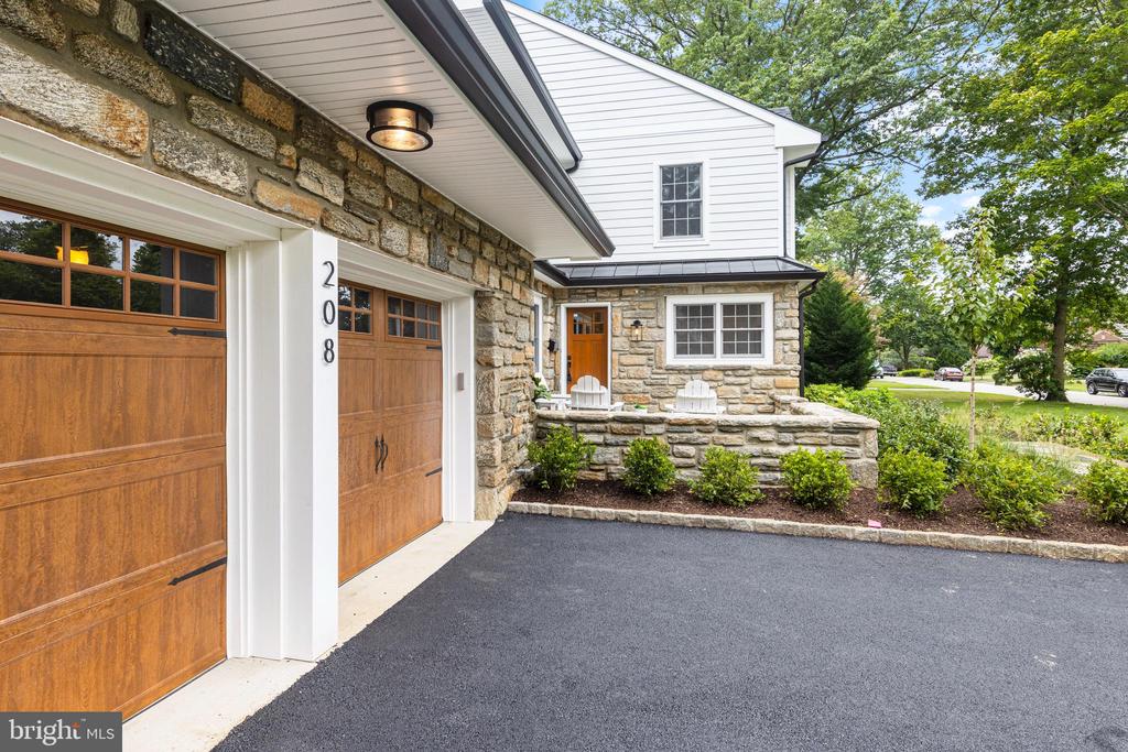 208 SYCAMORE LANE