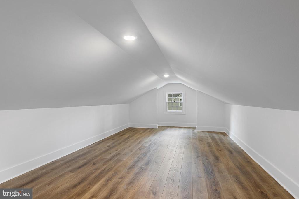 208 SYCAMORE LANE