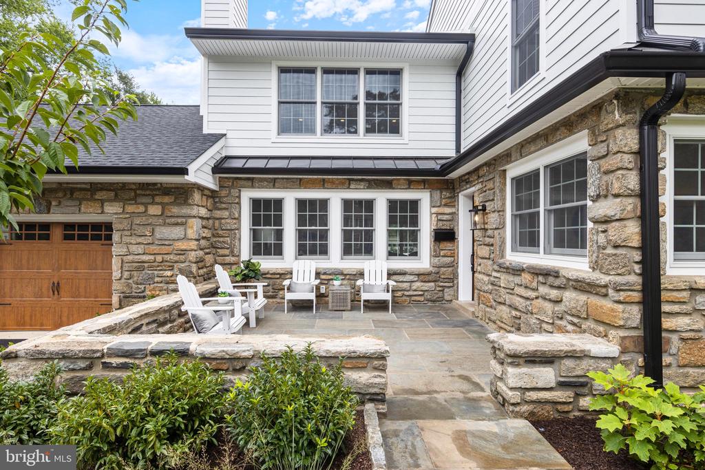 208 SYCAMORE LANE