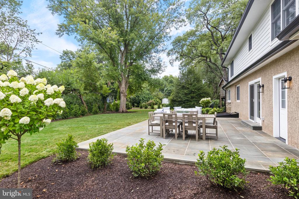 208 SYCAMORE LANE
