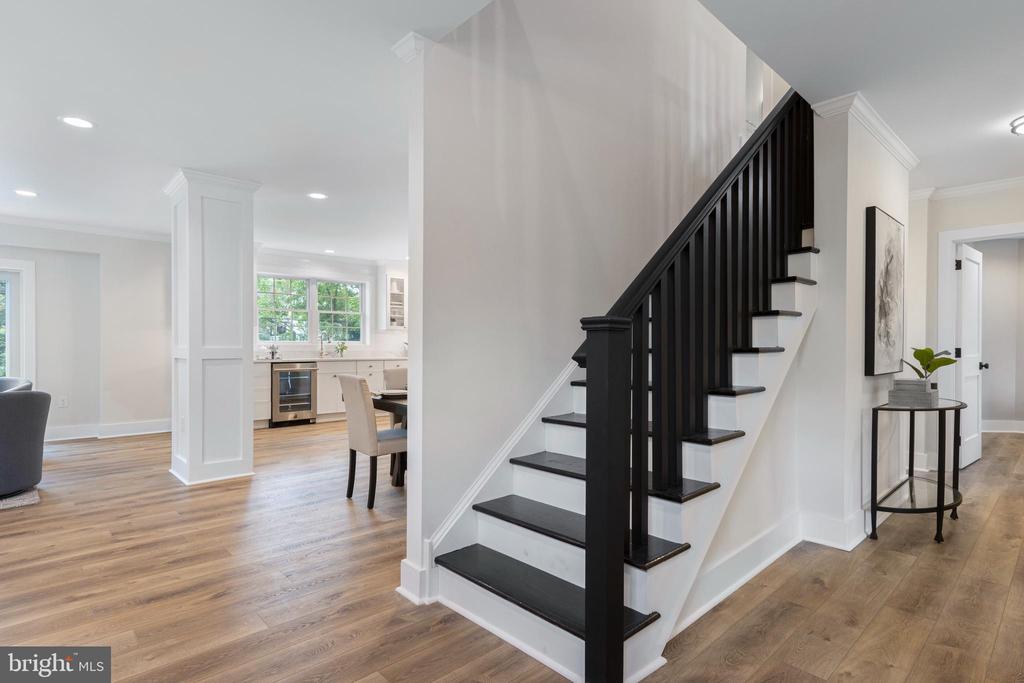 208 SYCAMORE LANE