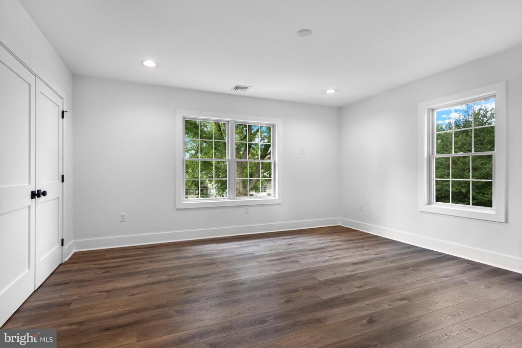 208 SYCAMORE LANE