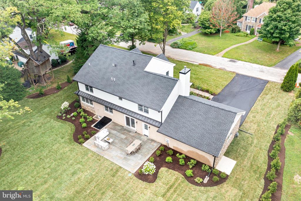 208 SYCAMORE LANE