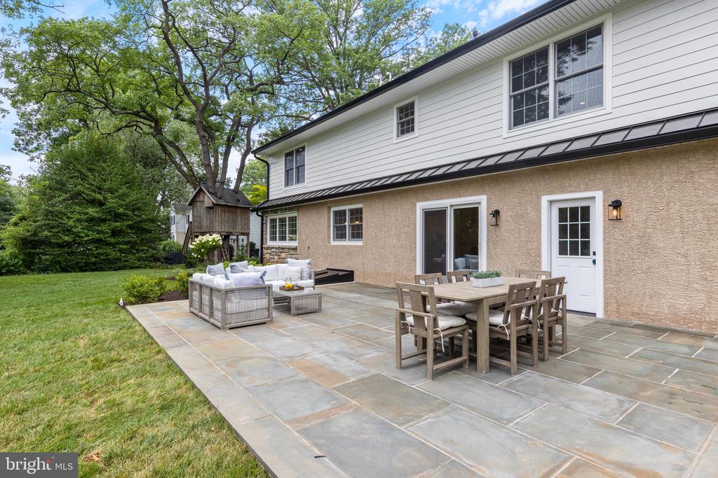 208 SYCAMORE LANE