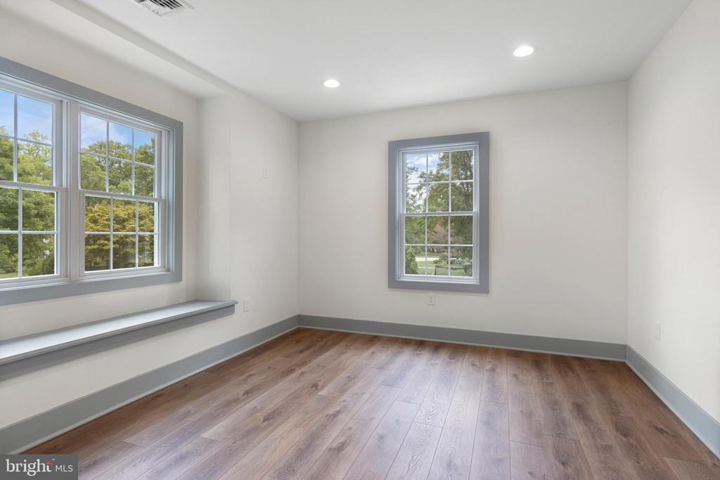 208 SYCAMORE LANE