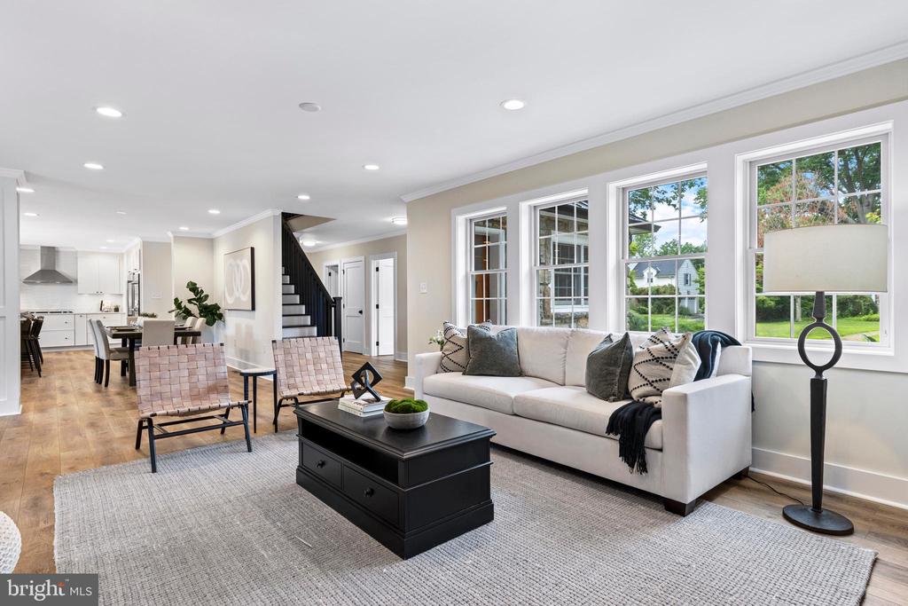 208 SYCAMORE LANE