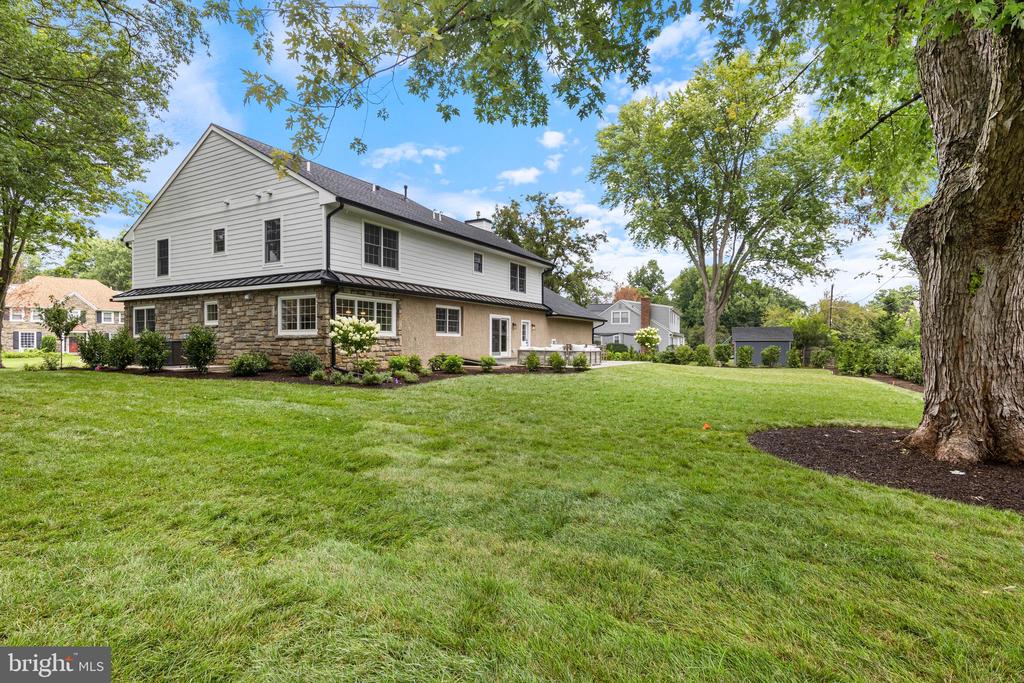 208 SYCAMORE LANE