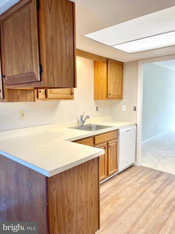 1034 PUTNAM BOULEVARD Unit: 121