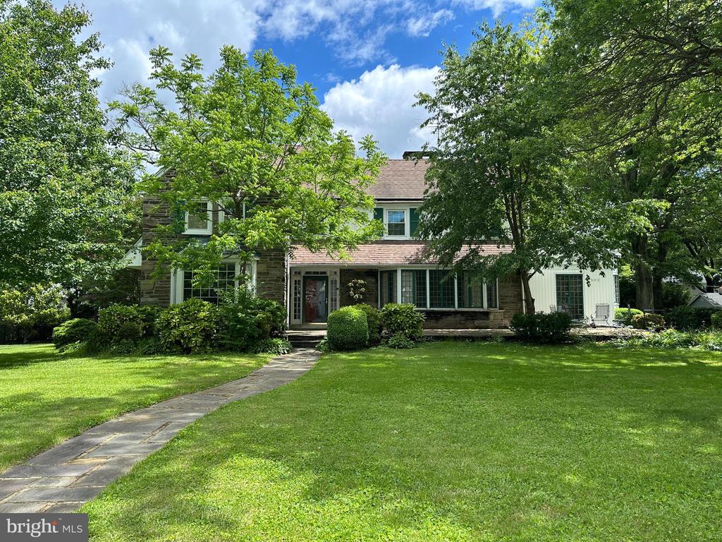 502 COUNTRY CLUB LANE