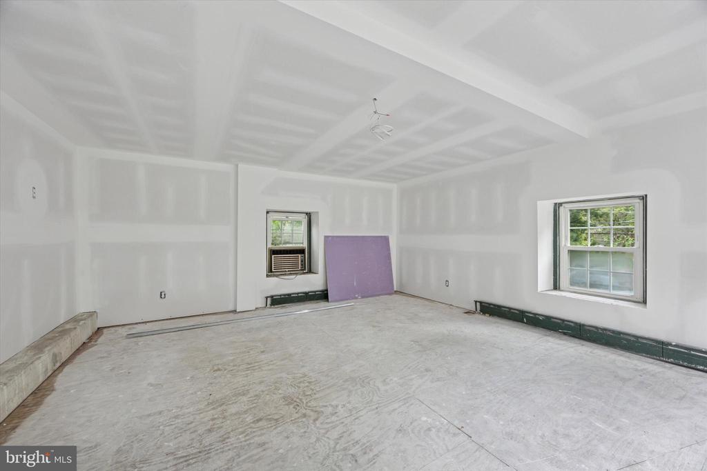 502 COUNTRY CLUB LANE