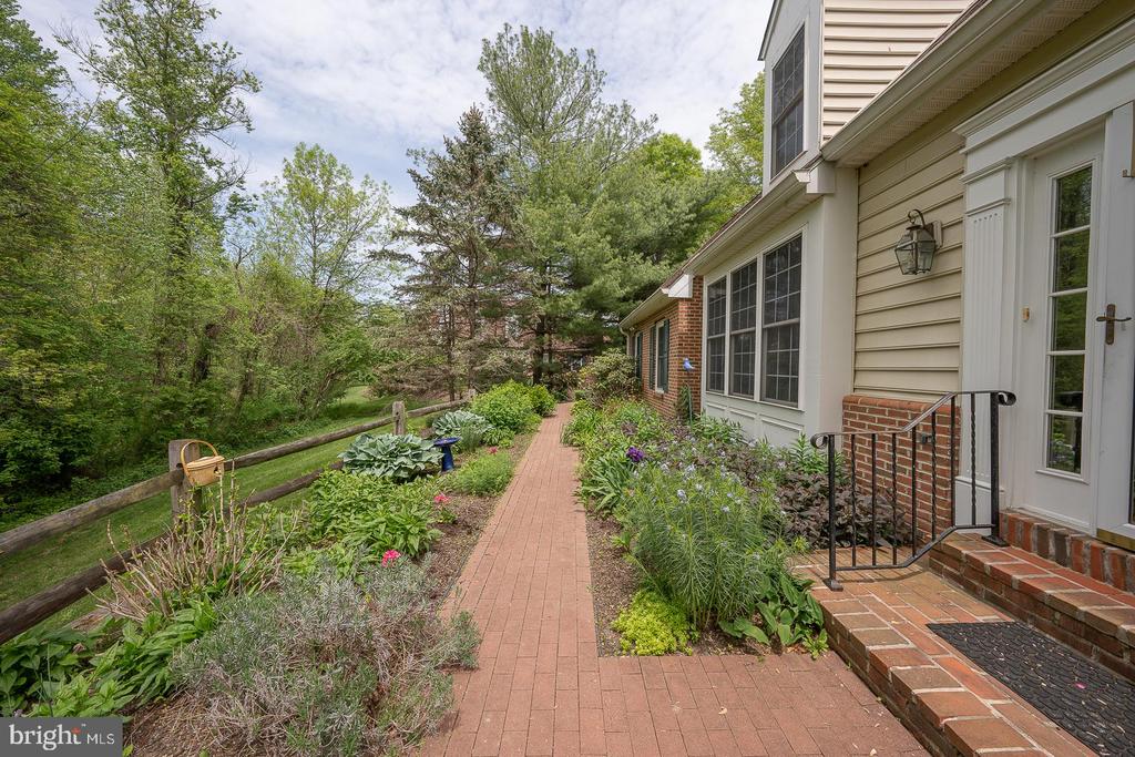 725 KINCAID MILLS LANE
