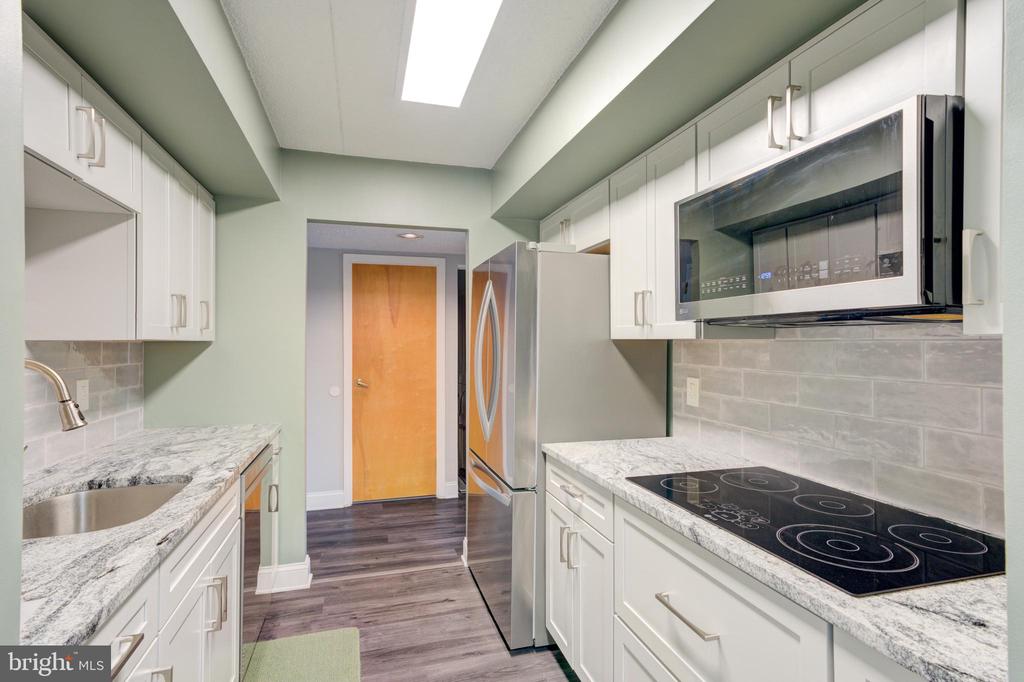 700 AVONDALE ROAD Unit: 6E