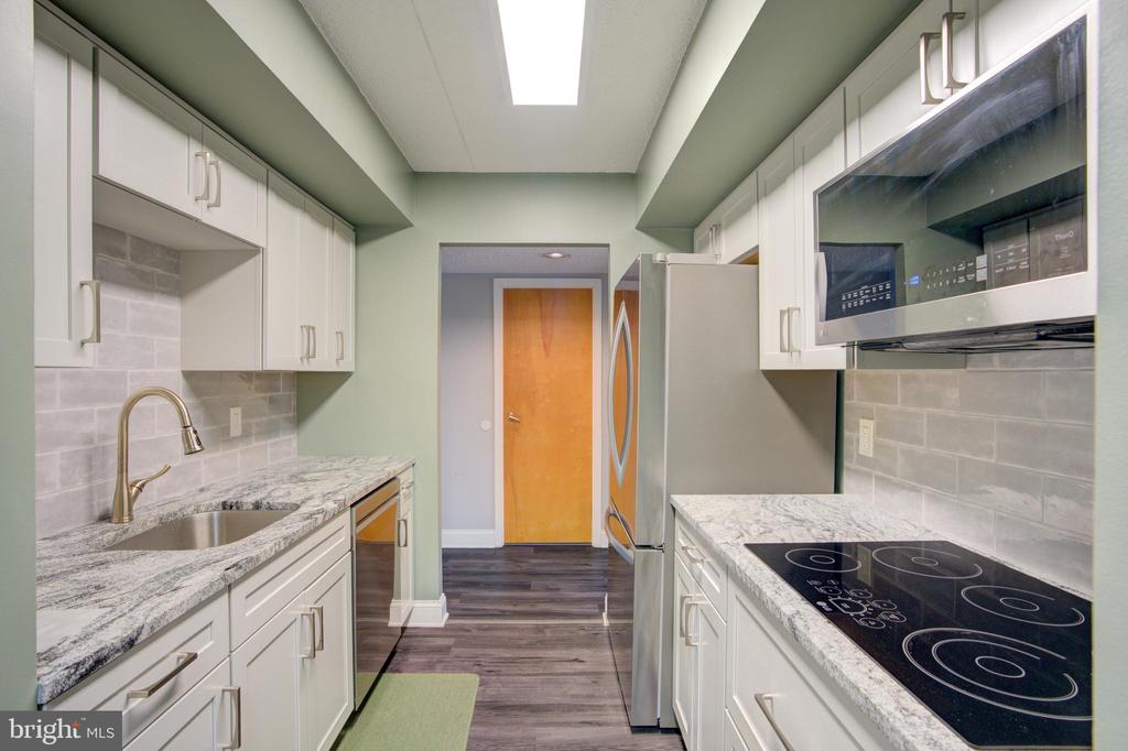 700 AVONDALE ROAD Unit: 6E