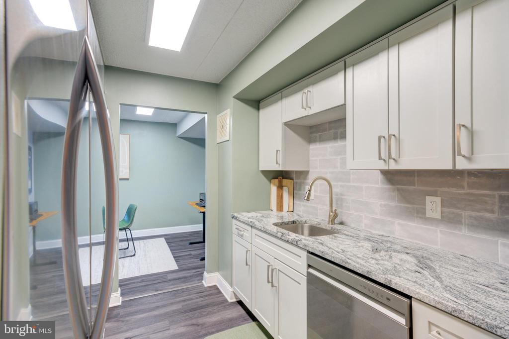 700 AVONDALE ROAD Unit: 6E