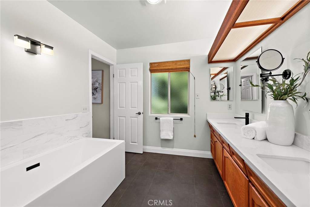 2815 N Kingsgate Drive