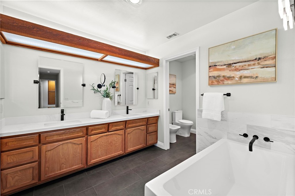 2815 N Kingsgate Drive