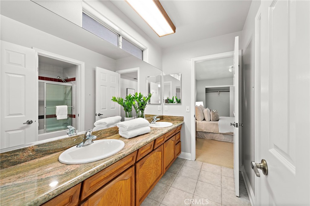 2815 N Kingsgate Drive