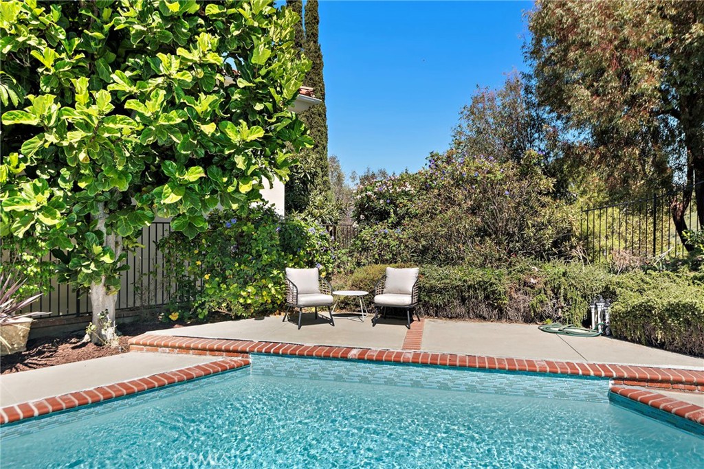 2815 N Kingsgate Drive