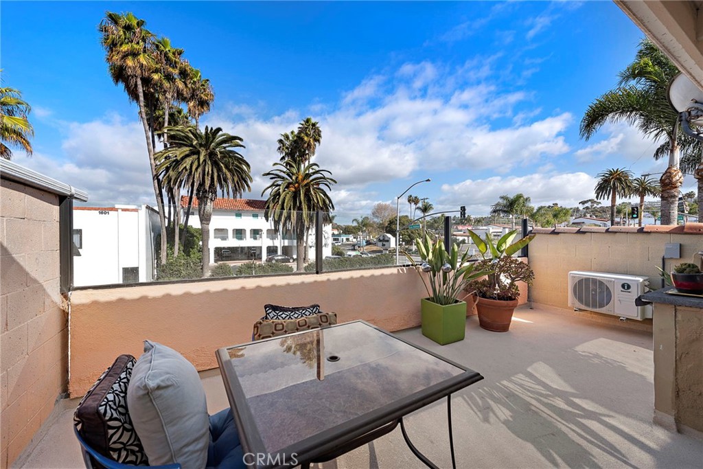 1604 N El Camino Real