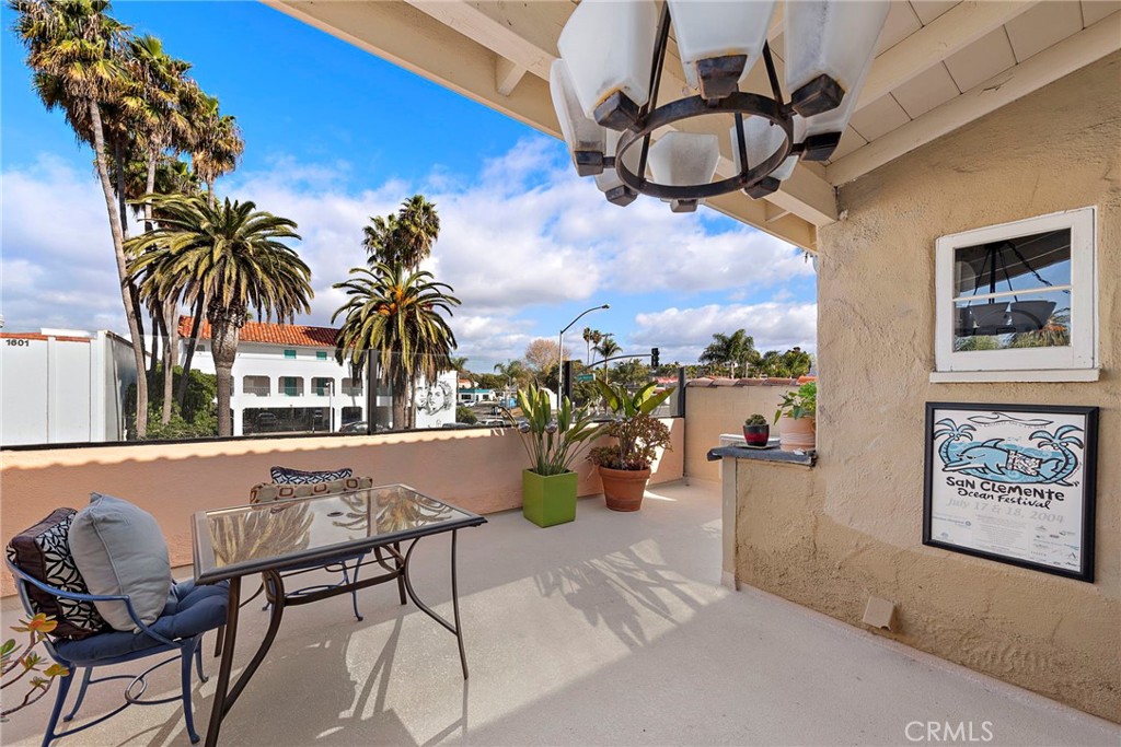 1604 N El Camino Real