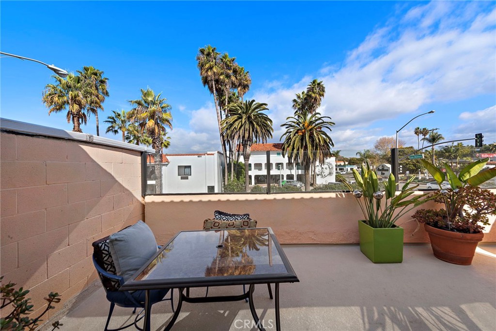 1604 N El Camino Real