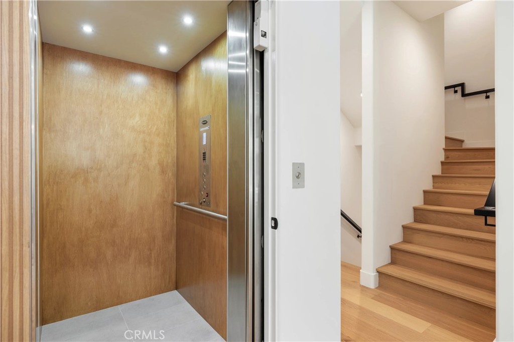 245 W El Portal B