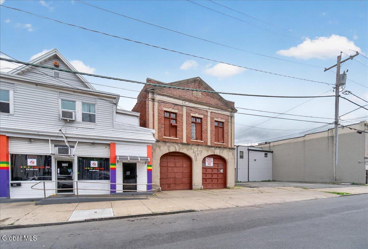 907 Albany Street