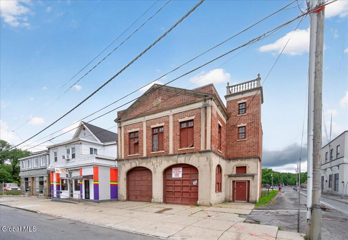 907 Albany Street