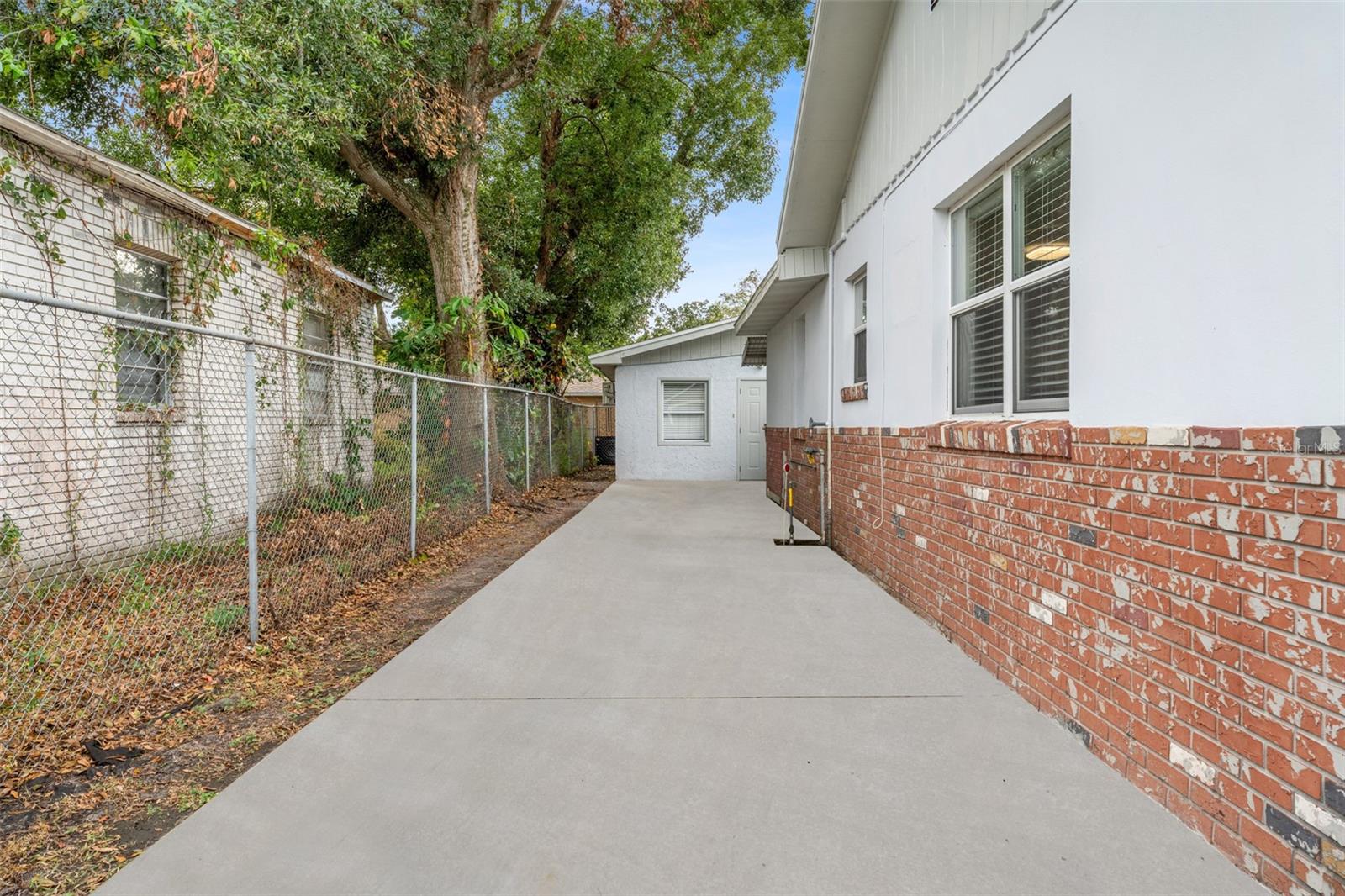 1303 E FRIERSON AVE