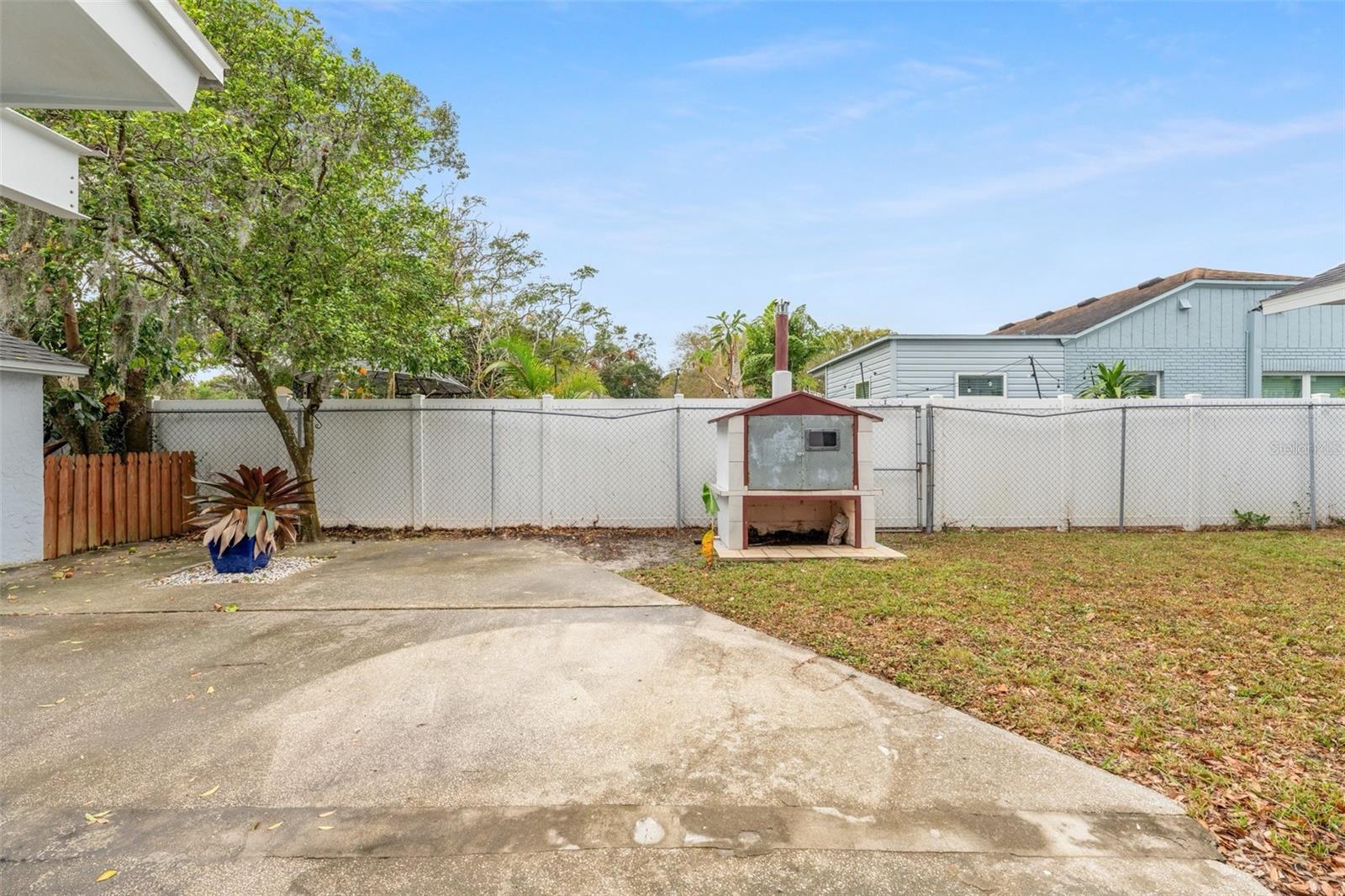 1303 E FRIERSON AVE
